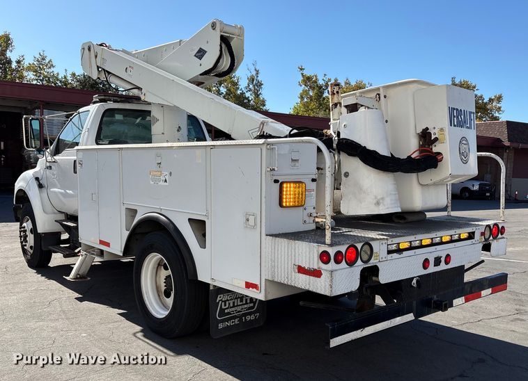 image for item EC8070 2001 Ford F650 Super Duty bucket truck