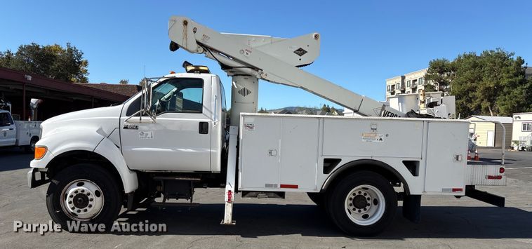 image for item EC8070 2001 Ford F650 Super Duty bucket truck