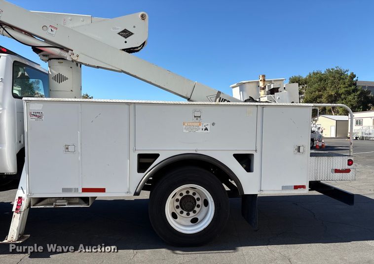 image for item EC8070 2001 Ford F650 Super Duty bucket truck