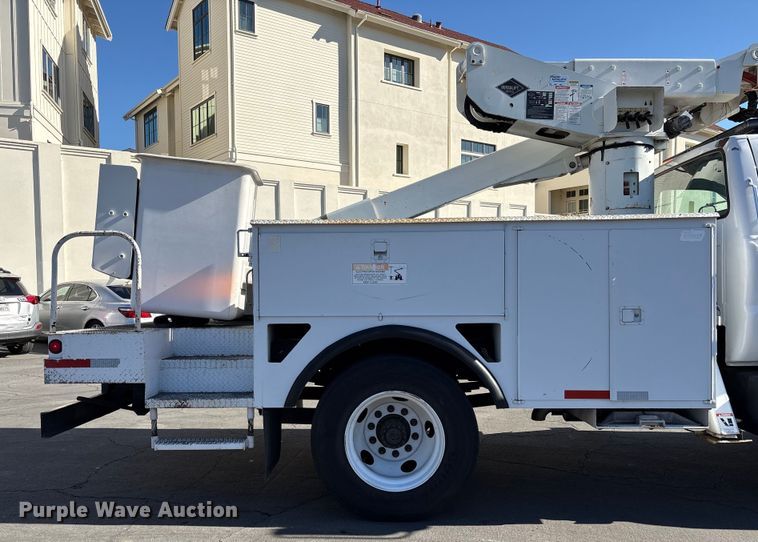 image for item EC8070 2001 Ford F650 Super Duty bucket truck