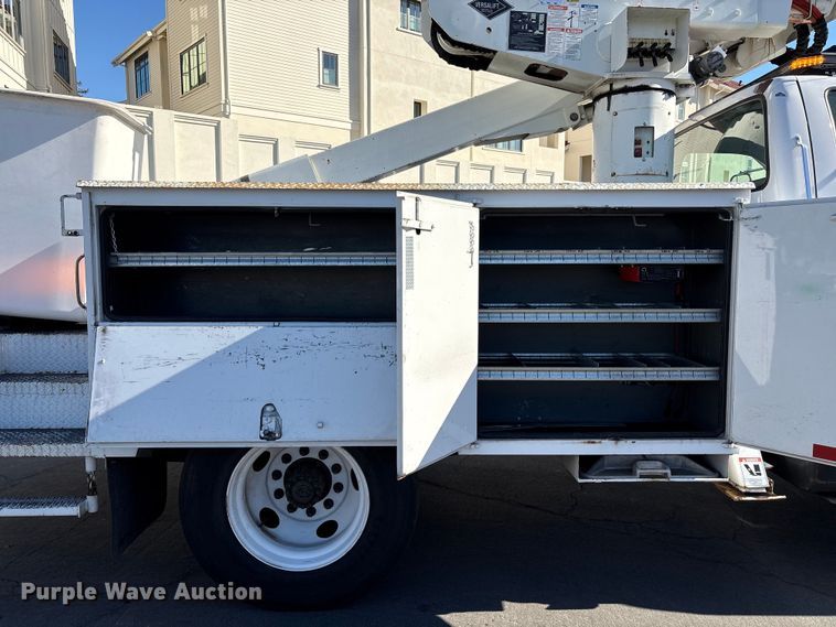 image for item EC8070 2001 Ford F650 Super Duty bucket truck