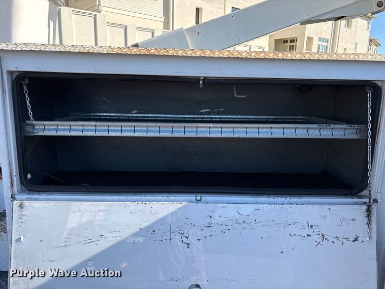 image for item EC8070 2001 Ford F650 Super Duty bucket truck