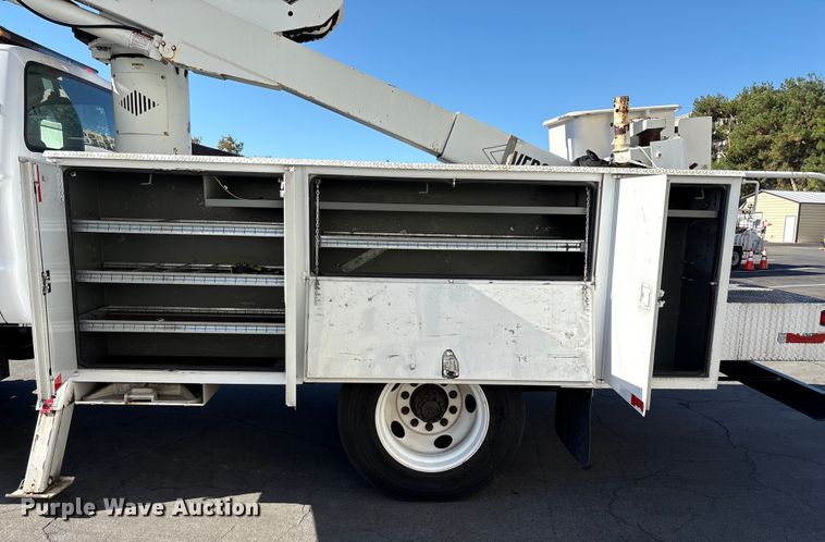 image for item EC8070 2001 Ford F650 Super Duty bucket truck