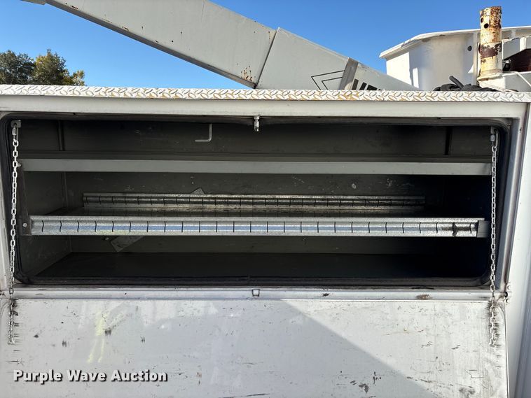 image for item EC8070 2001 Ford F650 Super Duty bucket truck