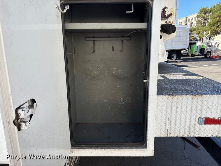 image for item EC8070 2001 Ford F650 Super Duty bucket truck