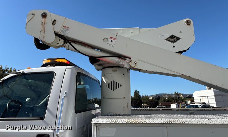 image for item EC8070 2001 Ford F650 Super Duty bucket truck