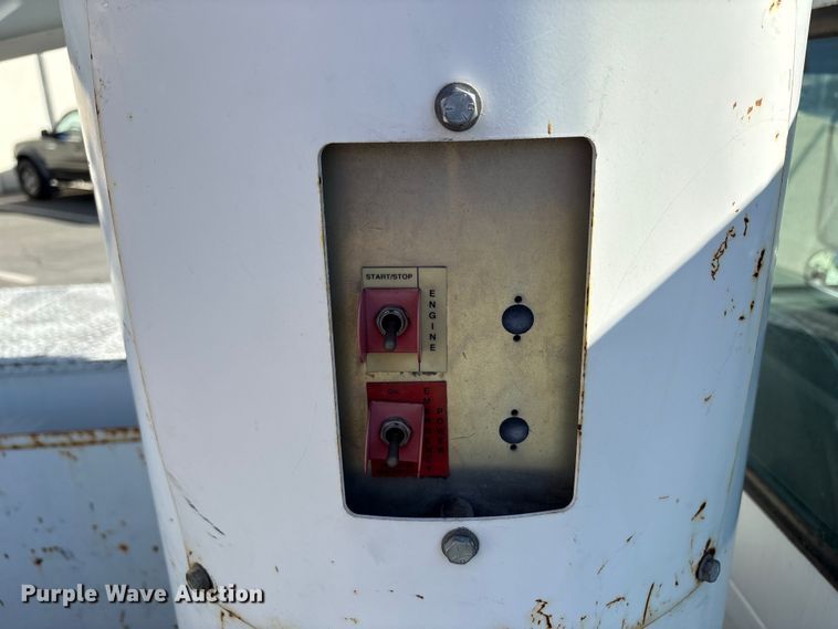 image for item EC8070 2001 Ford F650 Super Duty bucket truck