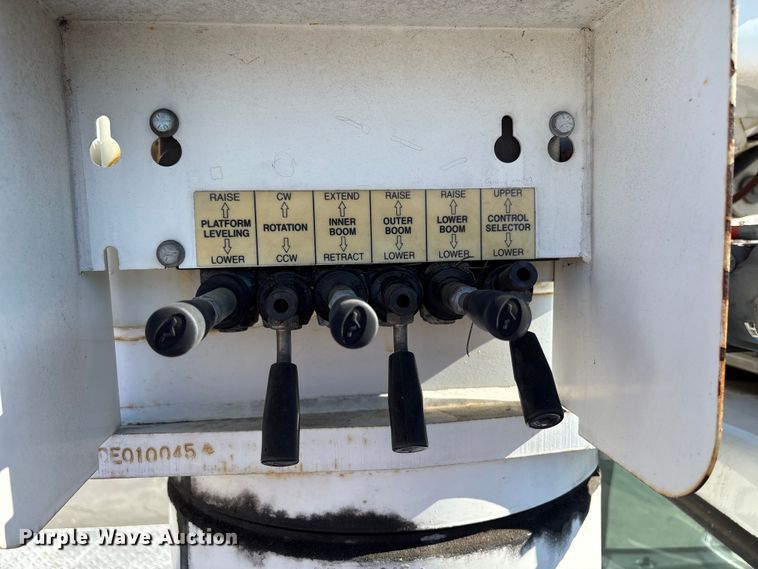 image for item EC8070 2001 Ford F650 Super Duty bucket truck