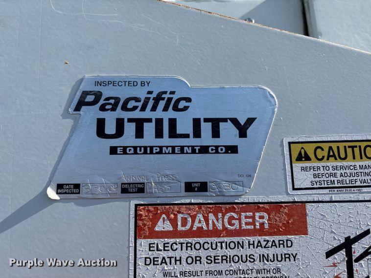 image for item EC8070 2001 Ford F650 Super Duty bucket truck