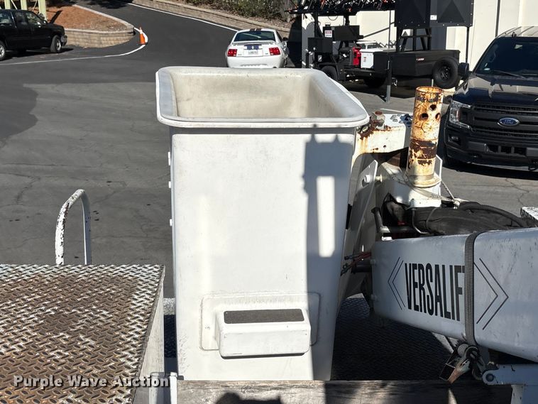 image for item EC8070 2001 Ford F650 Super Duty bucket truck