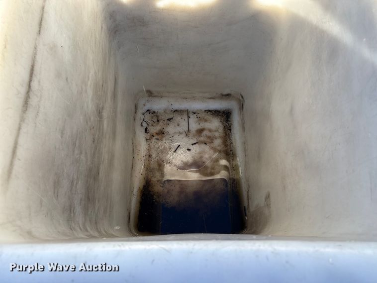 image for item EC8070 2001 Ford F650 Super Duty bucket truck