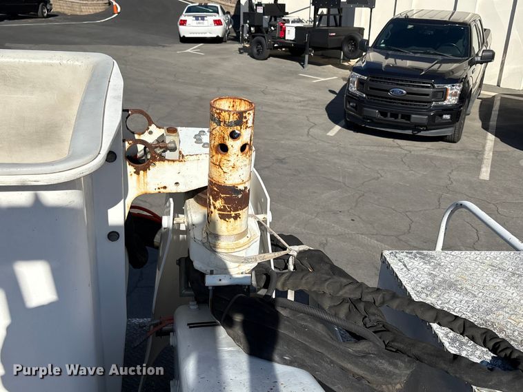 image for item EC8070 2001 Ford F650 Super Duty bucket truck