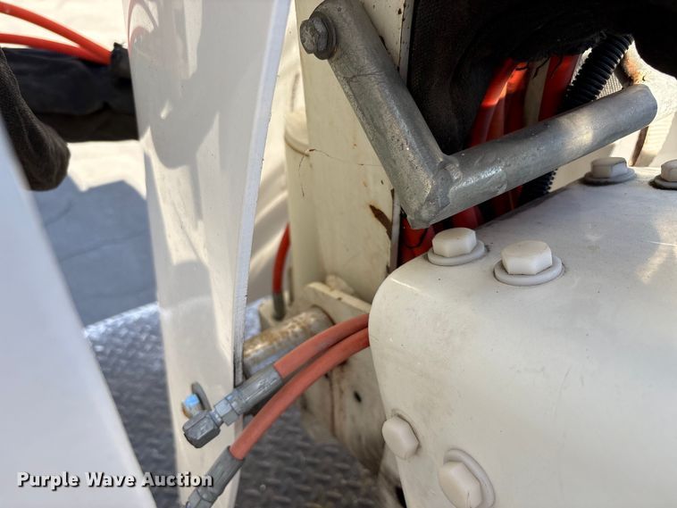 image for item EC8070 2001 Ford F650 Super Duty bucket truck