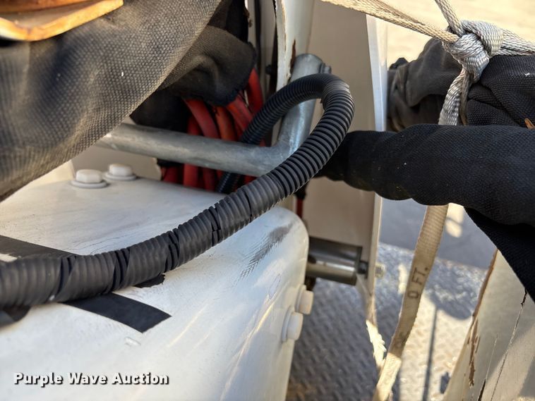 image for item EC8070 2001 Ford F650 Super Duty bucket truck