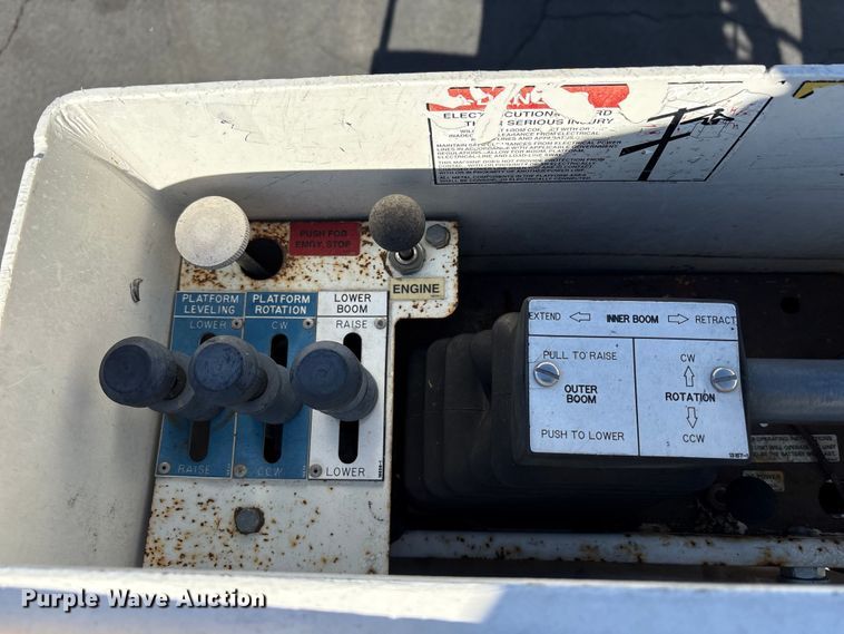 image for item EC8070 2001 Ford F650 Super Duty bucket truck