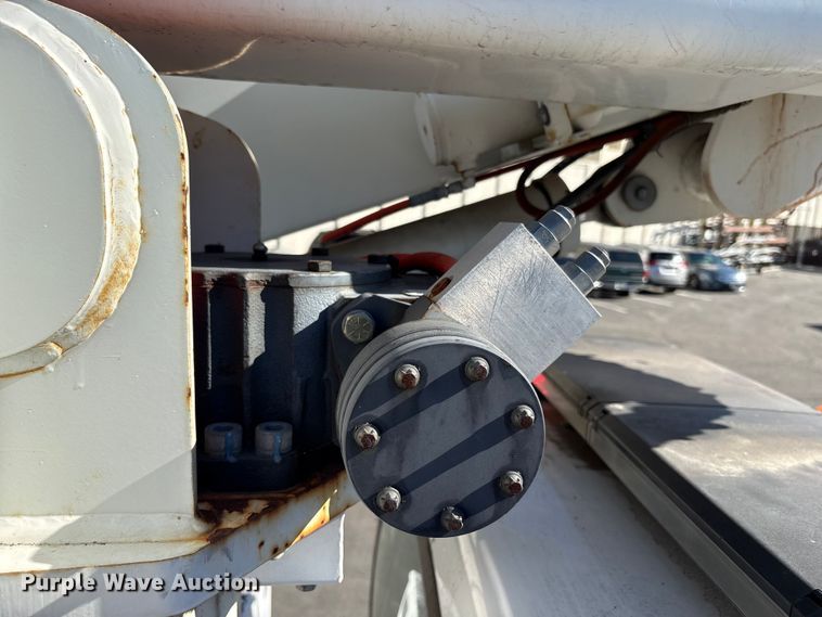 image for item EC8070 2001 Ford F650 Super Duty bucket truck