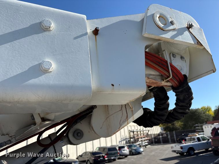 image for item EC8070 2001 Ford F650 Super Duty bucket truck