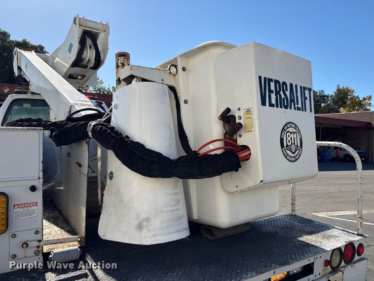 image for item EC8070 2001 Ford F650 Super Duty bucket truck