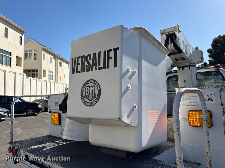 image for item EC8070 2001 Ford F650 Super Duty bucket truck