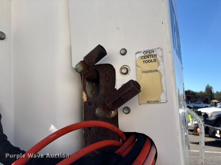 image for item EC8070 2001 Ford F650 Super Duty bucket truck