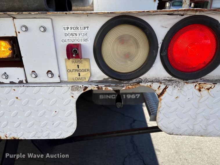 image for item EC8070 2001 Ford F650 Super Duty bucket truck