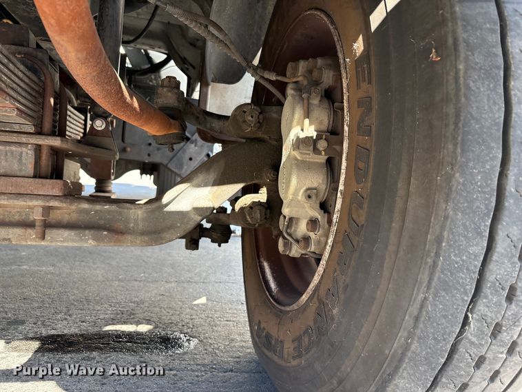 image for item EC8070 2001 Ford F650 Super Duty bucket truck