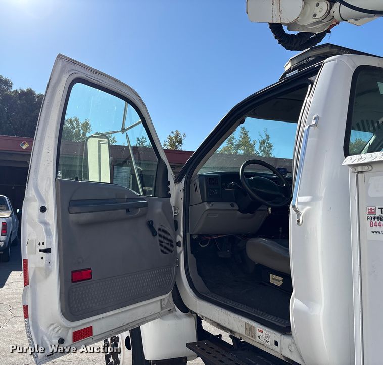 image for item EC8070 2001 Ford F650 Super Duty bucket truck