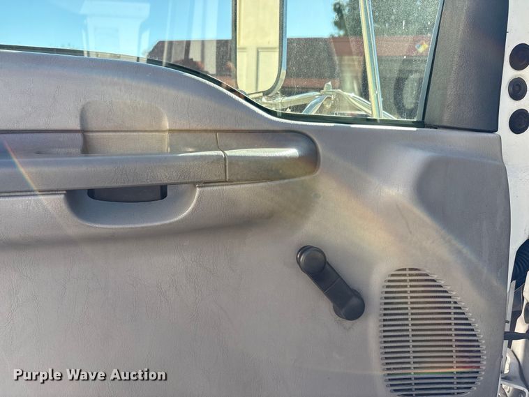 image for item EC8070 2001 Ford F650 Super Duty bucket truck