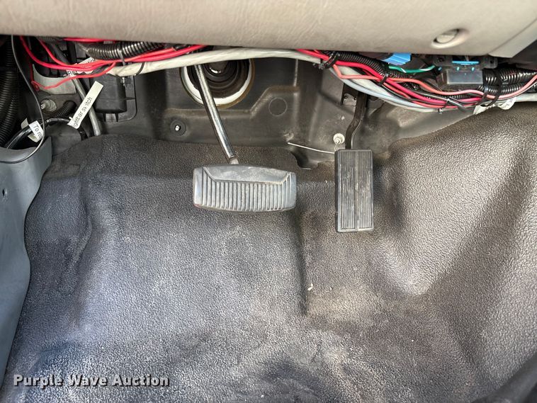 image for item EC8070 2001 Ford F650 Super Duty bucket truck