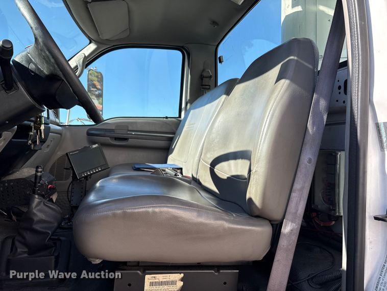 image for item EC8070 2001 Ford F650 Super Duty bucket truck