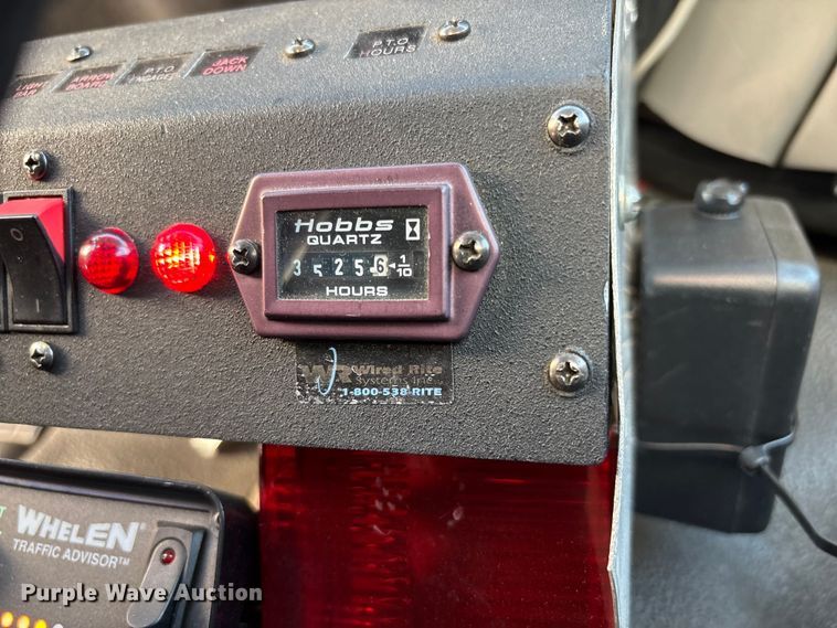 image for item EC8070 2001 Ford F650 Super Duty bucket truck