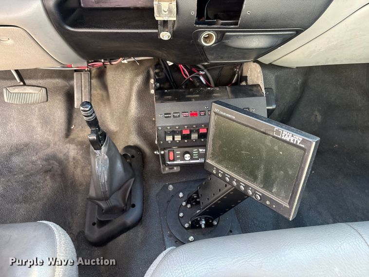 image for item EC8070 2001 Ford F650 Super Duty bucket truck