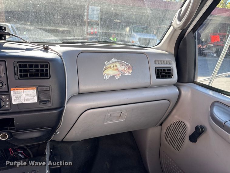 image for item EC8070 2001 Ford F650 Super Duty bucket truck