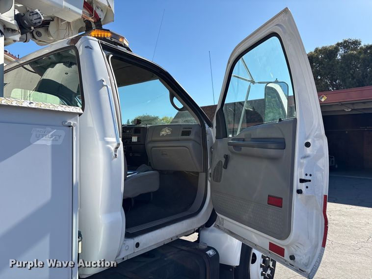 image for item EC8070 2001 Ford F650 Super Duty bucket truck