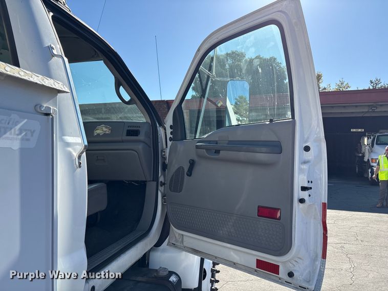 image for item EC8070 2001 Ford F650 Super Duty bucket truck