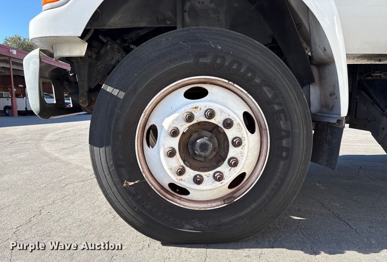 image for item EC8070 2001 Ford F650 Super Duty bucket truck