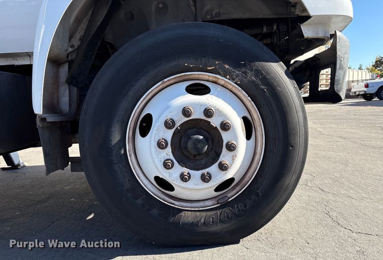 image for item EC8070 2001 Ford F650 Super Duty bucket truck