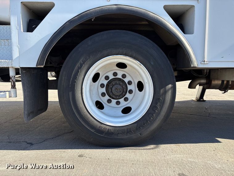 image for item EC8070 2001 Ford F650 Super Duty bucket truck