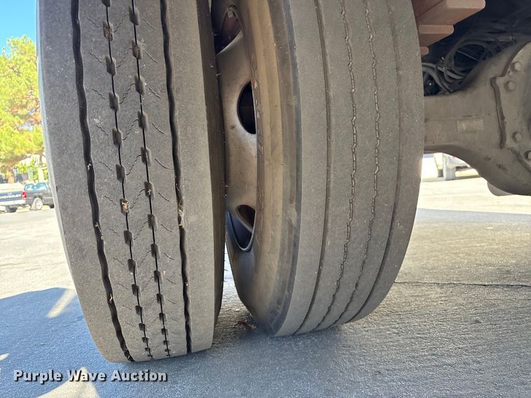 image for item EC8070 2001 Ford F650 Super Duty bucket truck