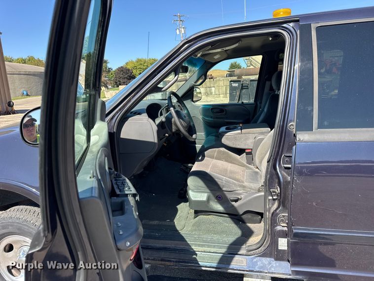 image for item EF2182 2001 Ford F150 SuperCrew pickup truck