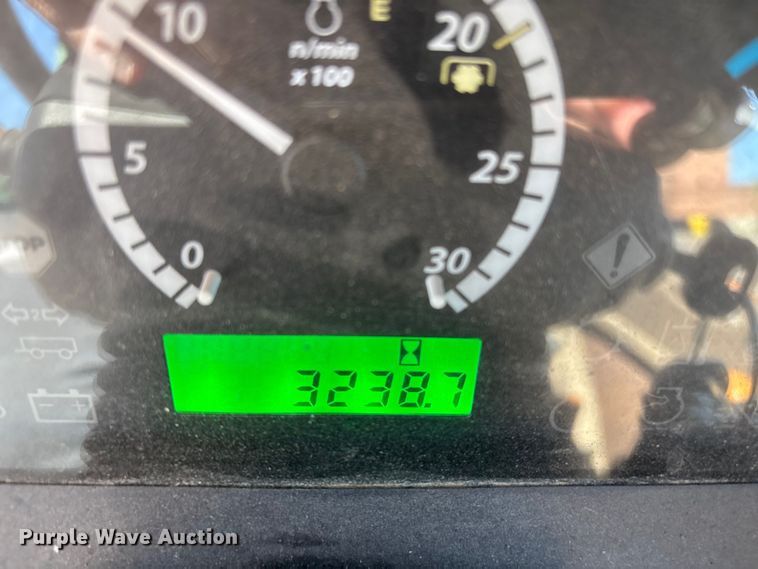 image for item EG8623 2013 John Deere 5085M MFWD tractor