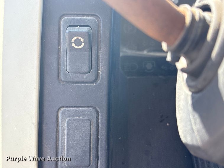 image for item EG8623 2013 John Deere 5085M MFWD tractor