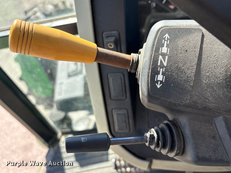 image for item EG8623 2013 John Deere 5085M MFWD tractor