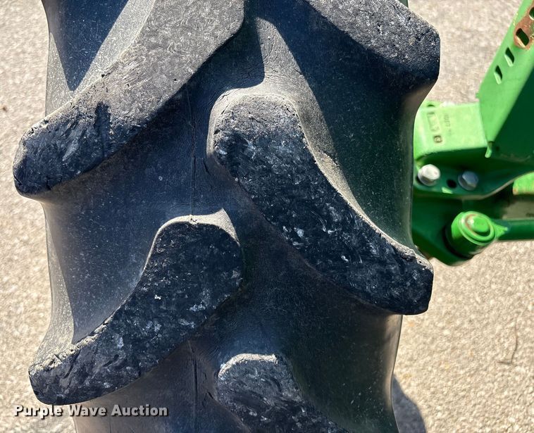 image for item EG8623 2013 John Deere 5085M MFWD tractor