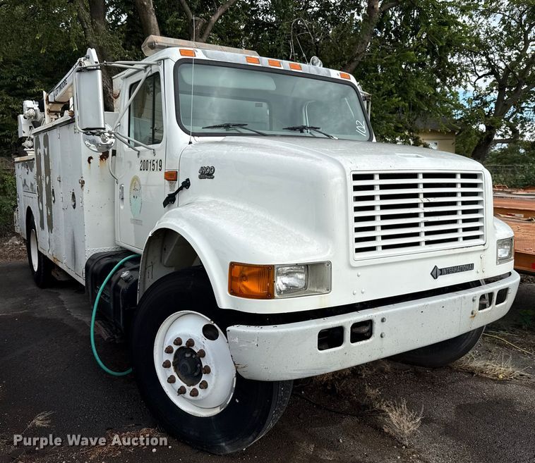 image for item EG8632 2001 International 4900  utility / service truck