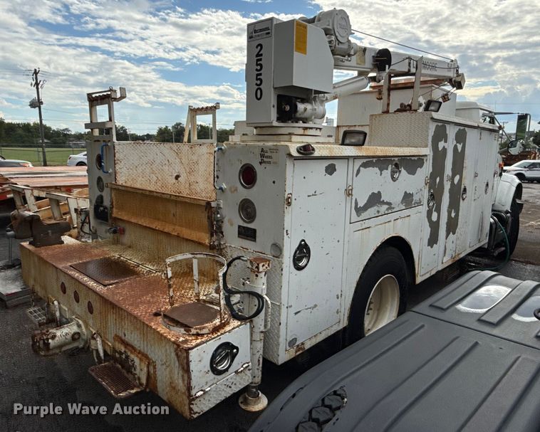 image for item EG8632 2001 International 4900  utility / service truck