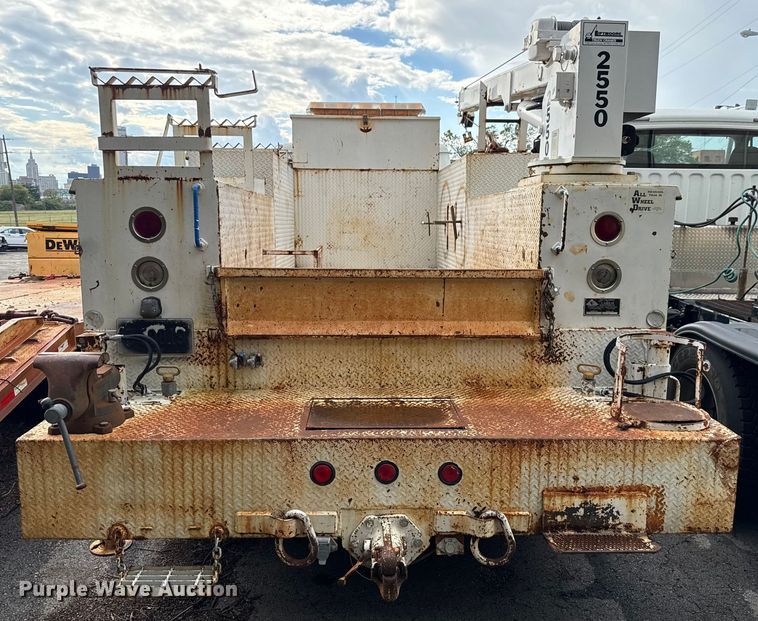 image for item EG8632 2001 International 4900  utility / service truck