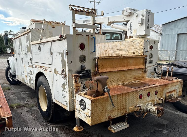 image for item EG8632 2001 International 4900  utility / service truck