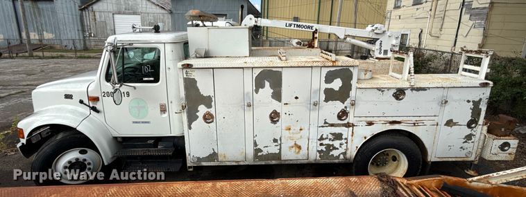 image for item EG8632 2001 International 4900  utility / service truck