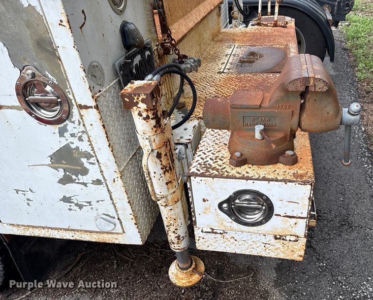 image for item EG8632 2001 International 4900  utility / service truck